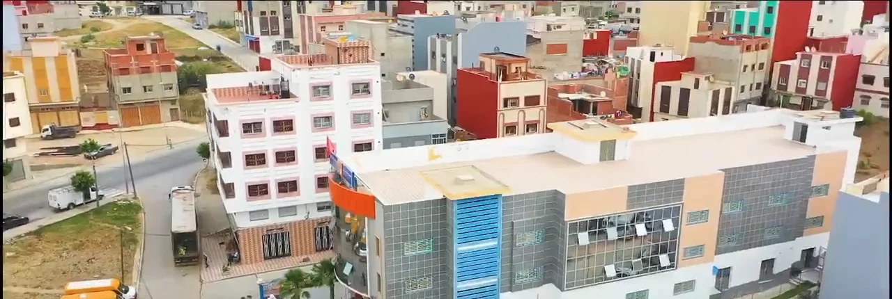 Vue aérienne de l'Établissement Ajial Jebrane dans le quartier de Sidi Driss, à Tanger
