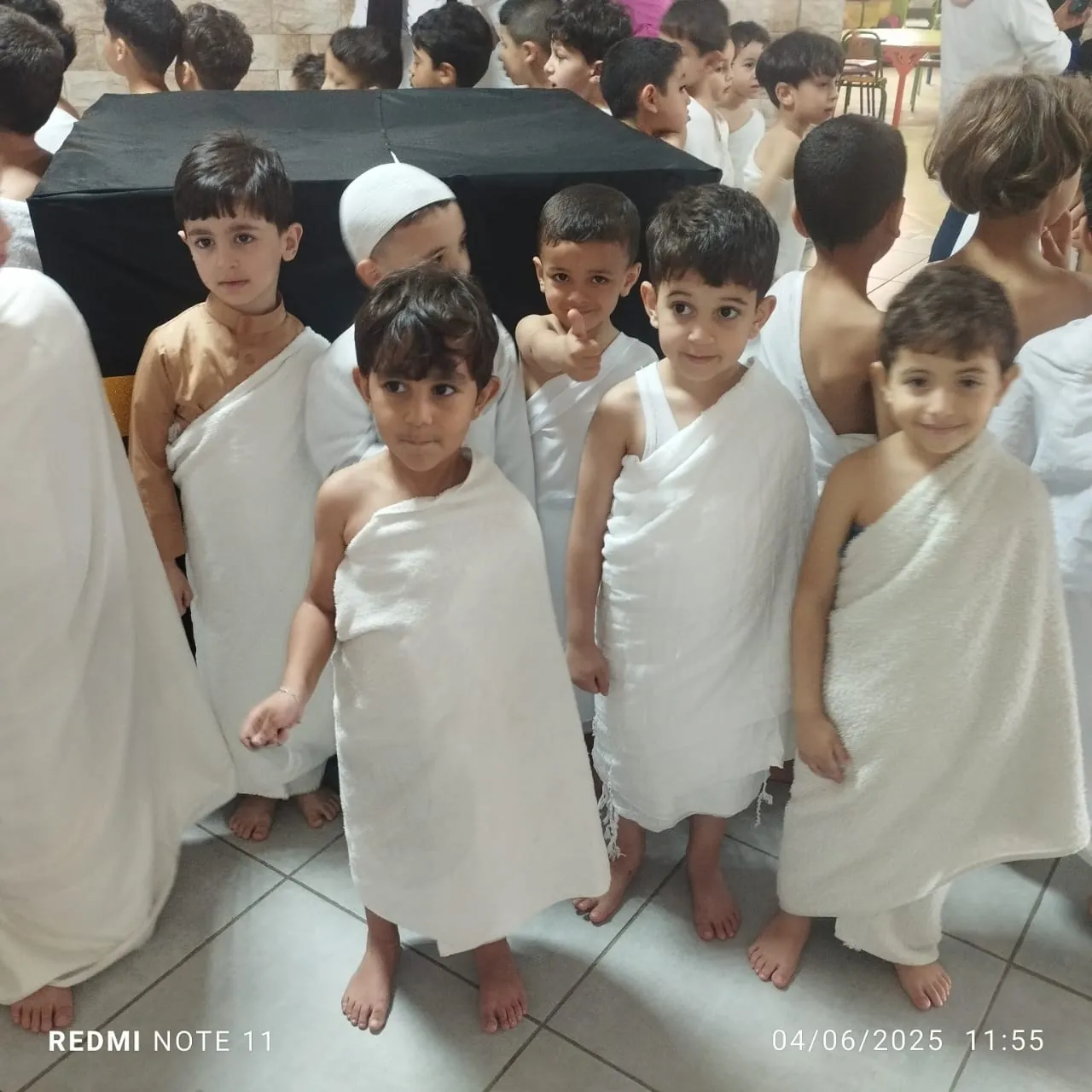 Élèves du primaire de l’Établissement Ajial Jebrane réunis lors d’un atelier pédagogique