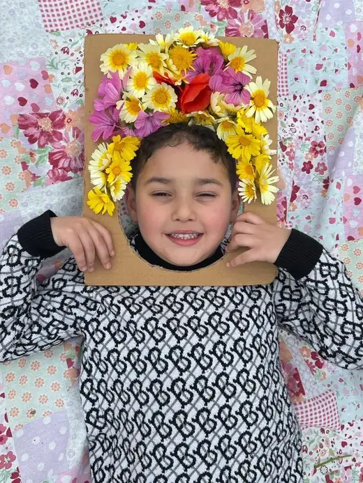 Élève d’Ajial Jebrane présentant sa création lors d’un atelier de printemps