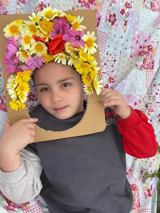 Élève d’Ajial Jebrane présentant sa création lors d’un atelier de printemps