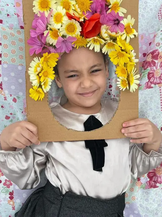 Élève d’Ajial Jebrane présentant sa création lors d’un atelier de printemps