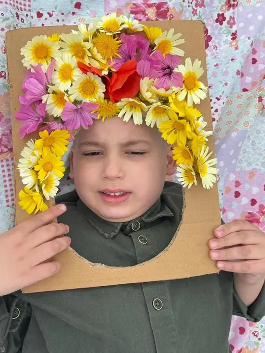 Élève d’Ajial Jebrane présentant sa création lors d’un atelier de printemps