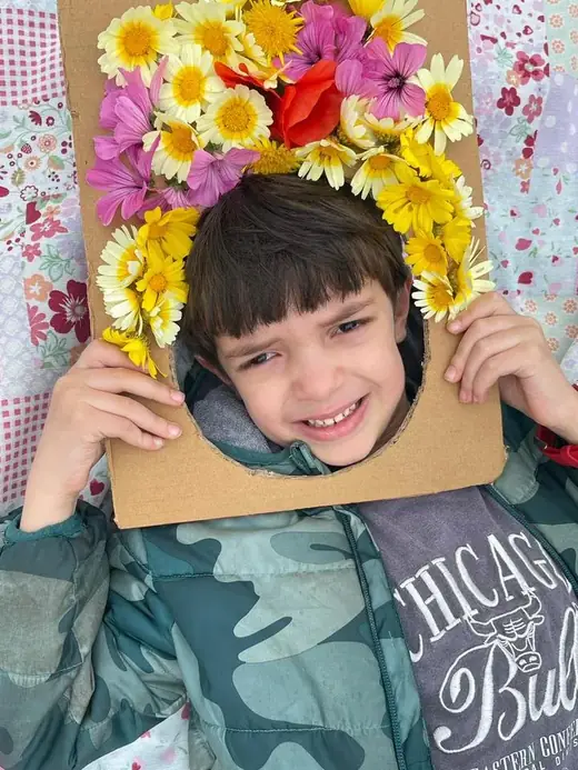 Élève d’Ajial Jebrane présentant sa création lors d’un atelier de printemps
