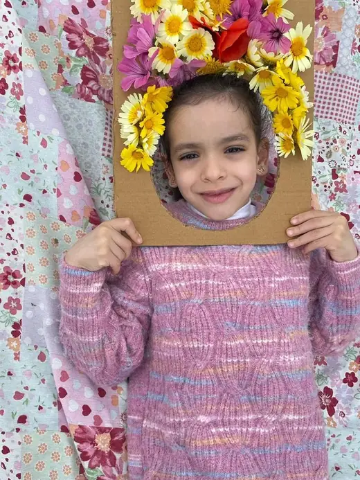Élève d’Ajial Jebrane présentant sa création lors d’un atelier de printemps