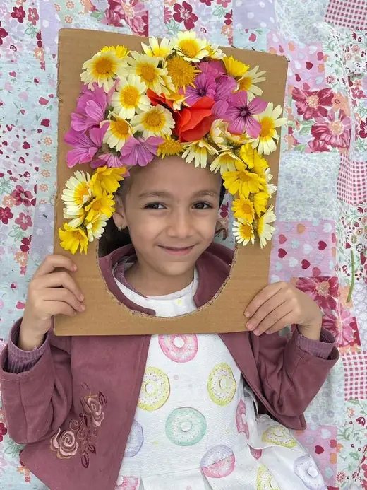 Élève d’Ajial Jebrane présentant sa création lors d’un atelier de printemps