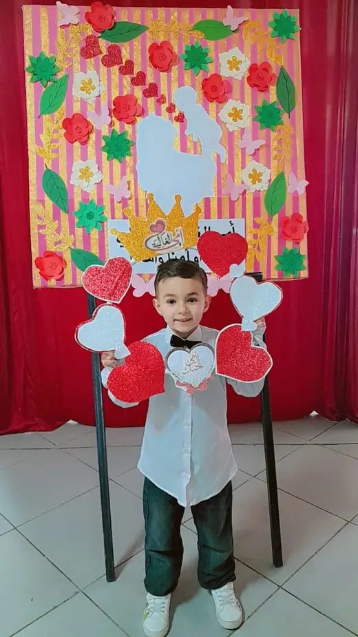 Élève du préscolaire d’Ajial Jebrane présentant sa carte lors de la fête des mères