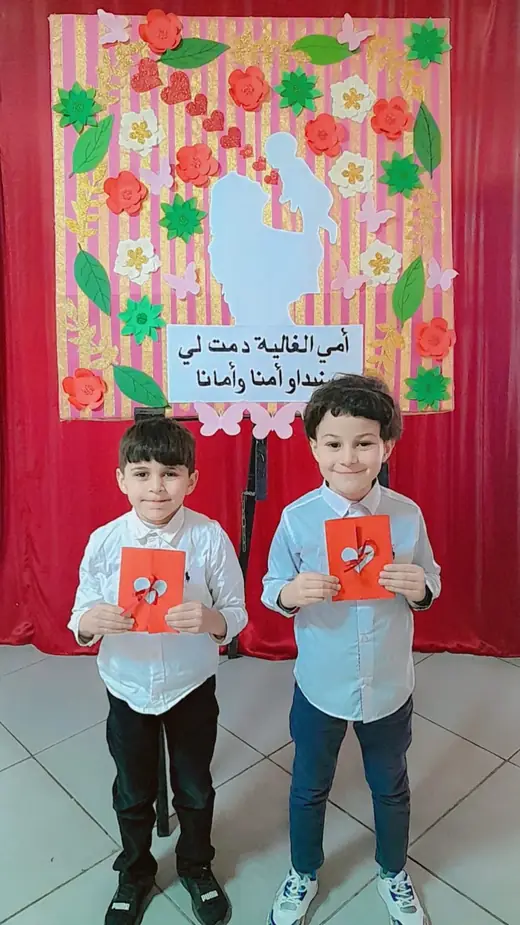 Élève du préscolaire d’Ajial Jebrane présentant sa carte lors de la fête des mères