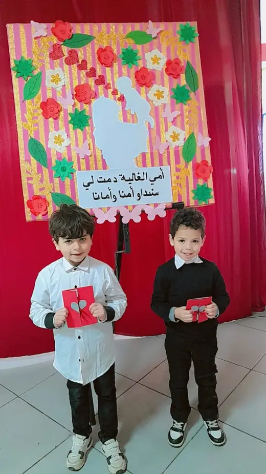 Élève du préscolaire d’Ajial Jebrane présentant sa carte lors de la fête des mères