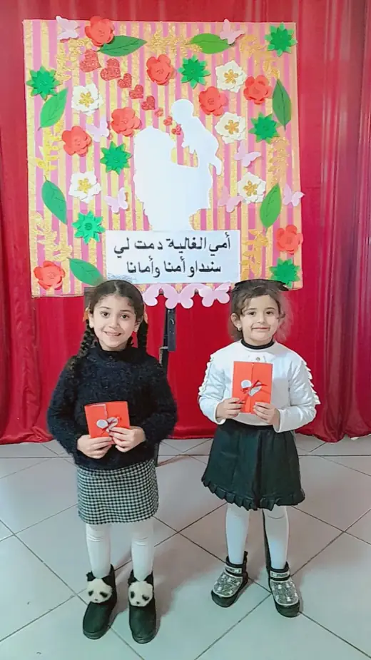 Élève du préscolaire d’Ajial Jebrane présentant sa carte lors de la fête des mères