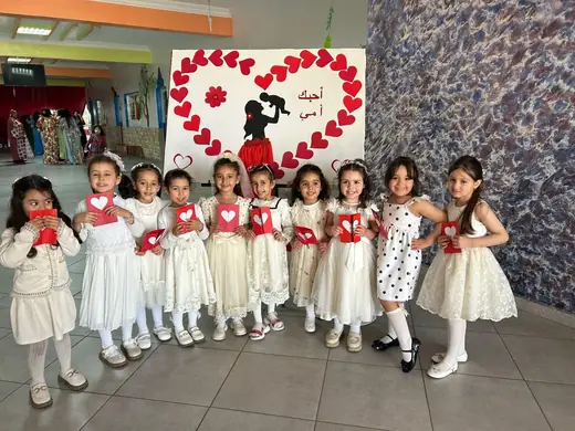 Élèves du préscolaire d’Ajial Jebrane réunis dans le hall lors de la fête des mères