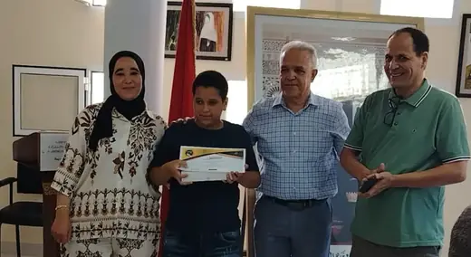 Équipe pédagogique d’Ajial Jebrane remettant un diplôme à un élève