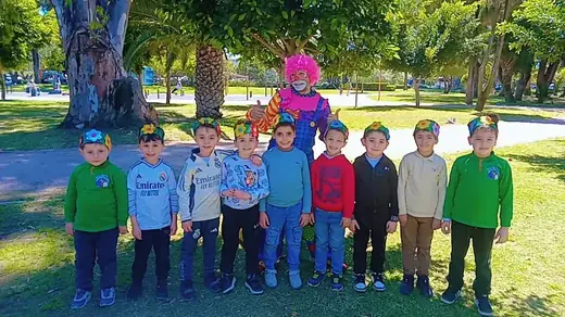 Élèves d’Ajial Jebrane réunis en plein air lors d’une sortie scolaire