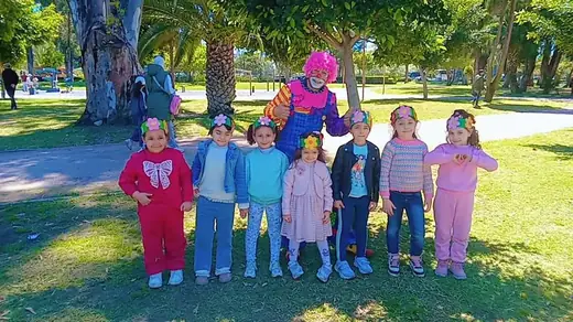 Élèves d’Ajial Jebrane accompagnés de mascottes lors d’une sortie scolaire