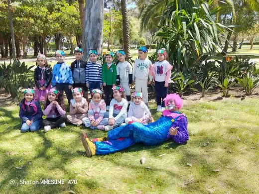 Élèves d’Ajial Jebrane assis dans un parc lors d’une sortie scolaire