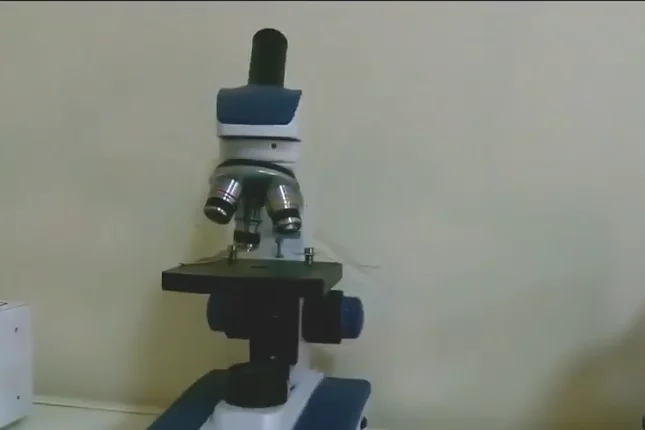 Microscope du laboratoire de sciences de l'établissement