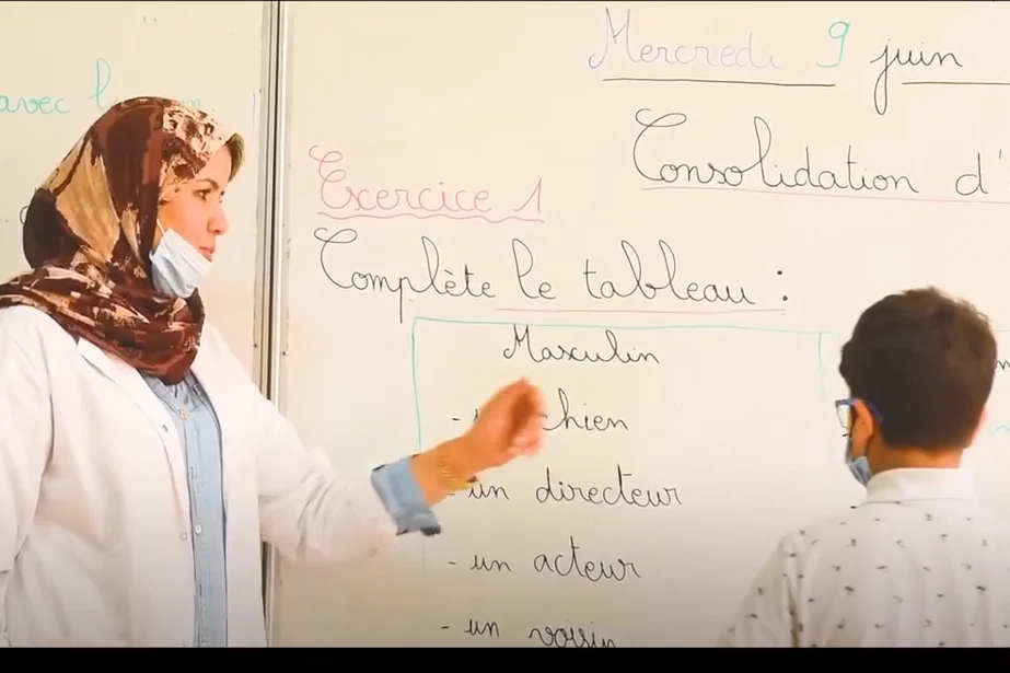 Séance de français au tableau dans une classe de l'Établissement Ajial Jebrane