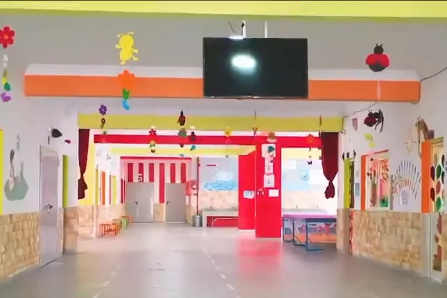 Préau couvert de l'établissement, décoré par les élèves