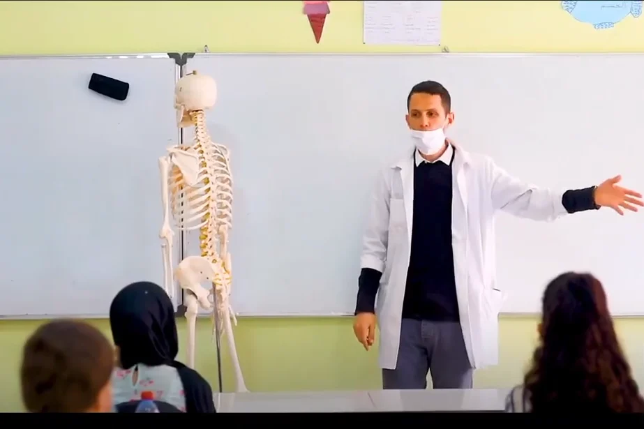 Cours de sciences de la vie et de la terre devant un squelette anatomique
